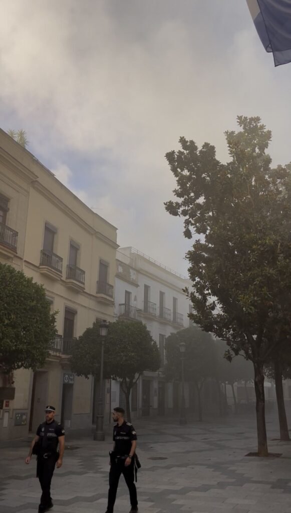 Policías Locales en la calle Consistorio de Jerez tras incendio en el Mesón el Asador.