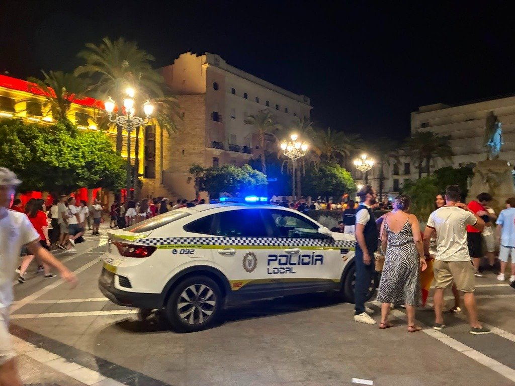 Vehículo de la Policía Local supervisando el ambiente durante la celebración del mundial de España en Jerez.