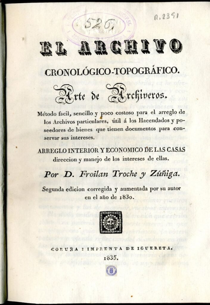 Portada antigua del libro El Archivo Cronológico-Topográfico o Arte de Archiveros de Froilan Troche y Zúñiga, publicado en La Coruña en la imprenta de Iguereta en mil ochocientos treinta y cinco, con el sello del Archivo Municipal de Jerez.