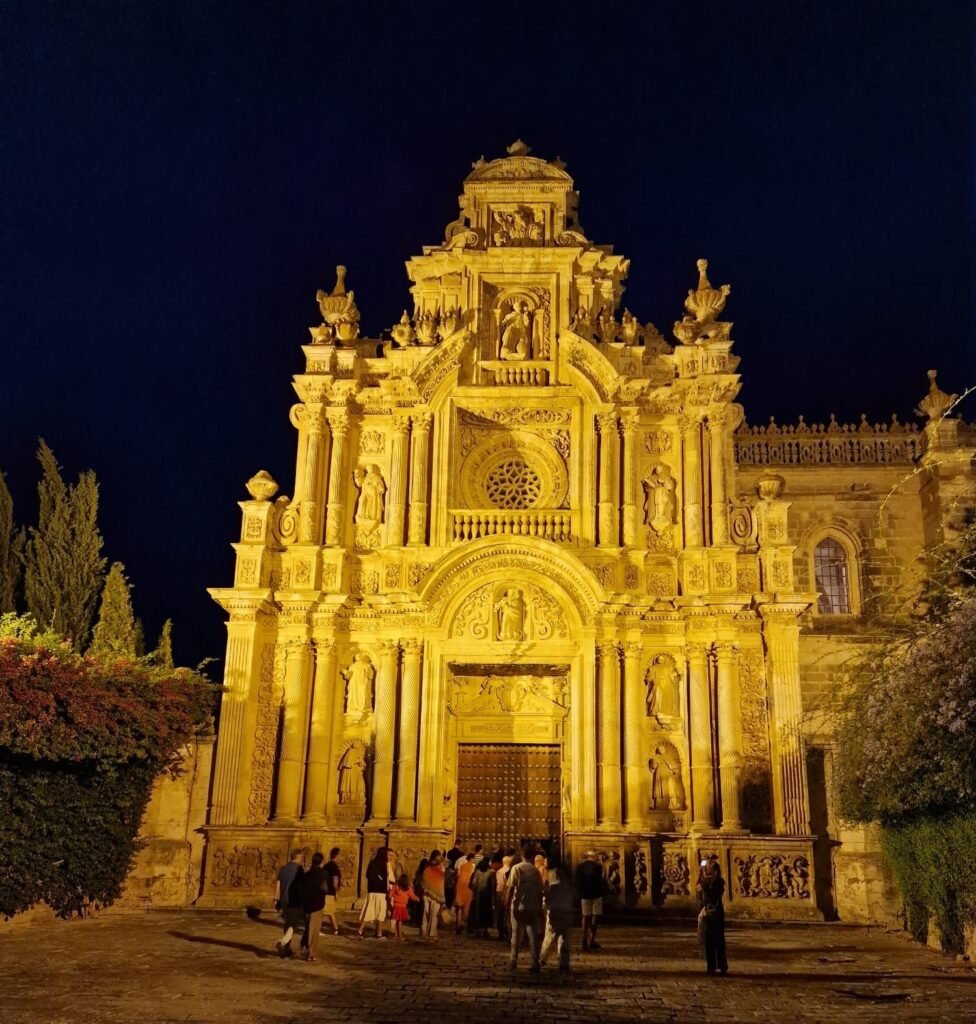 Detalle arquitectónico de la portada de la Cartuja de Santa María de la Defensión captado durante el recorrido nocturno.