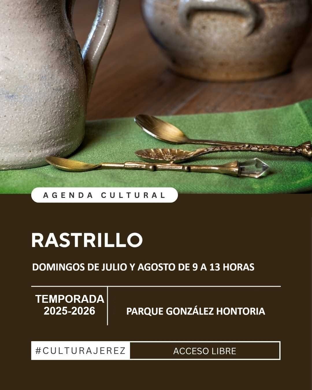 Objetos antiguos y elementos decorativos sobre una mesa, promocionando el Rastrillo los domingos en Jerez.
