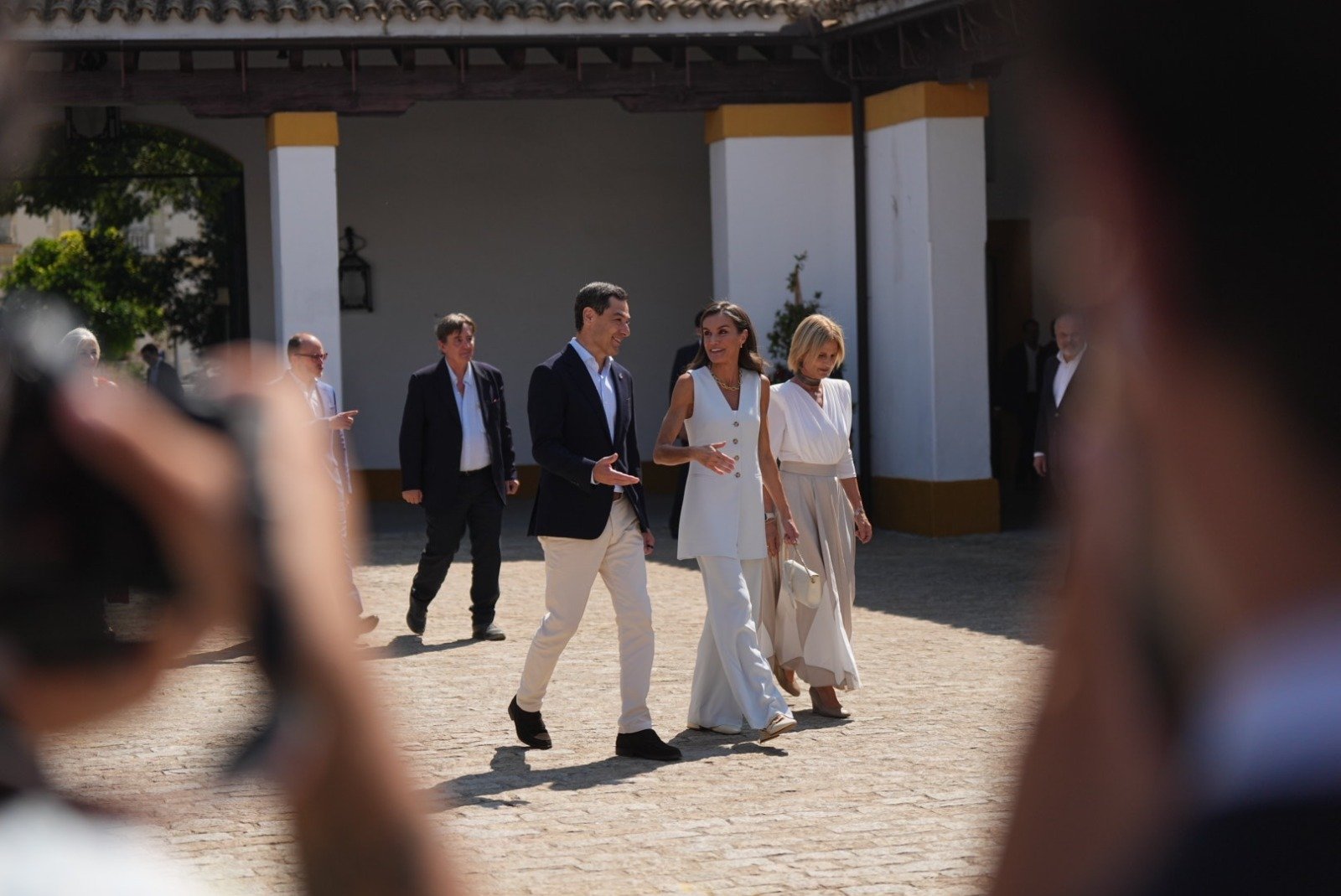 La Reina Letizia llega a los Museos de la Atalaya en Jerez para presidir la Reunión Anual de Directores del Instituto Cervantes, acompañada por el presidente de la Junta de Andalucía, Juanma Moreno.