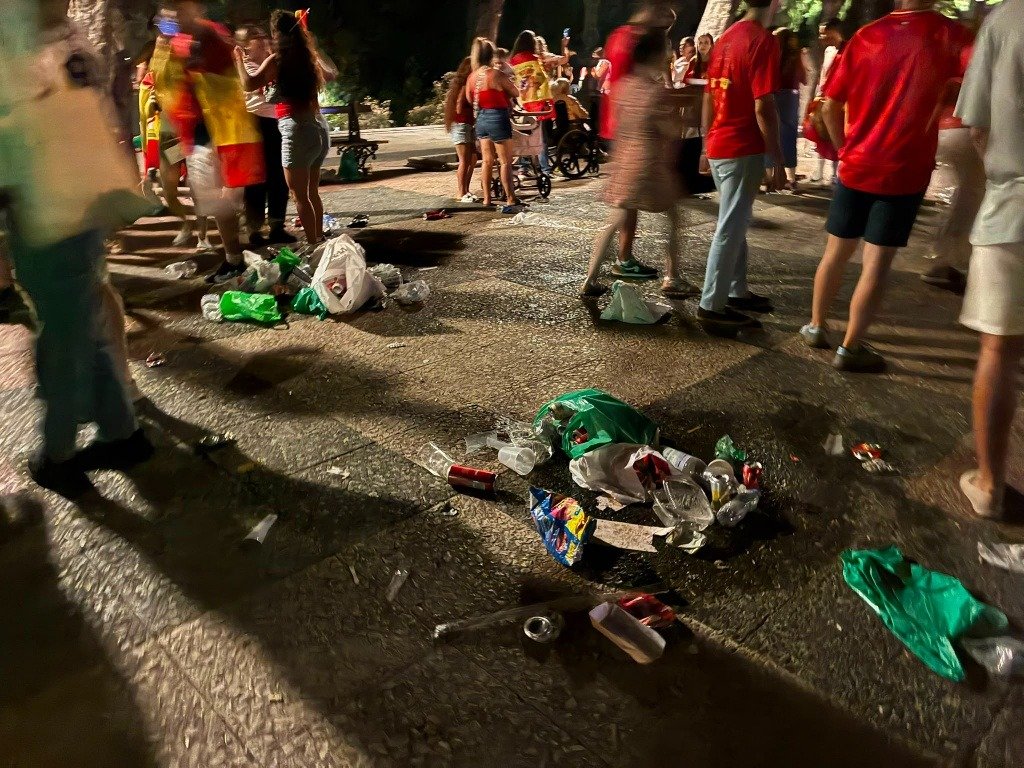 Acumulación de basura y botellas de vidrio en el suelo de la Alameda Vieja tras la celebración del Mundial de España en Jerez.