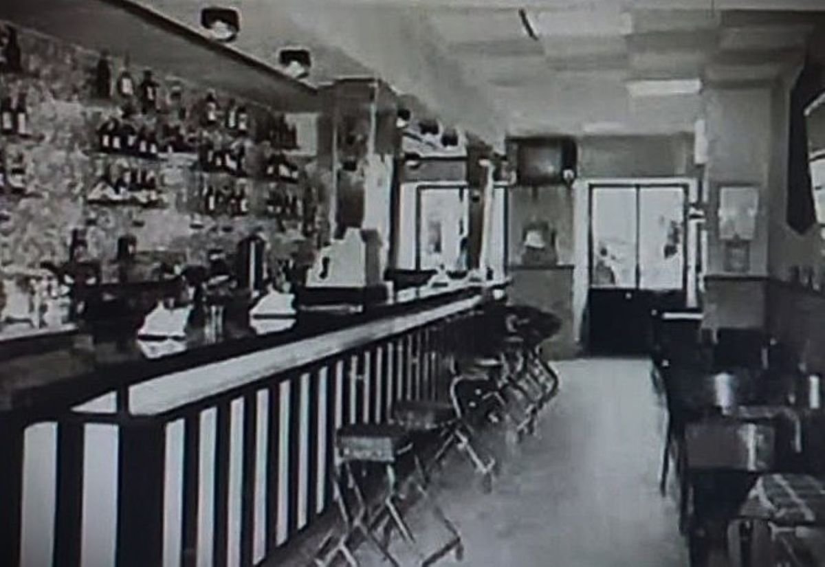 Interior del histórico restaurante La Cepa de Oro en Jerez con su barra y mobiliario original en blanco y negro.
