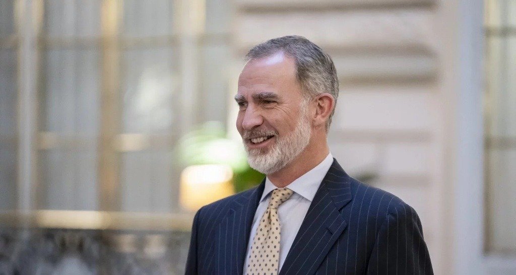 El Rey Felipe VI sonriente durante su visita oficial a Jerez de la Frontera con motivo de la reunión anual de directores del Instituto Cervantes.