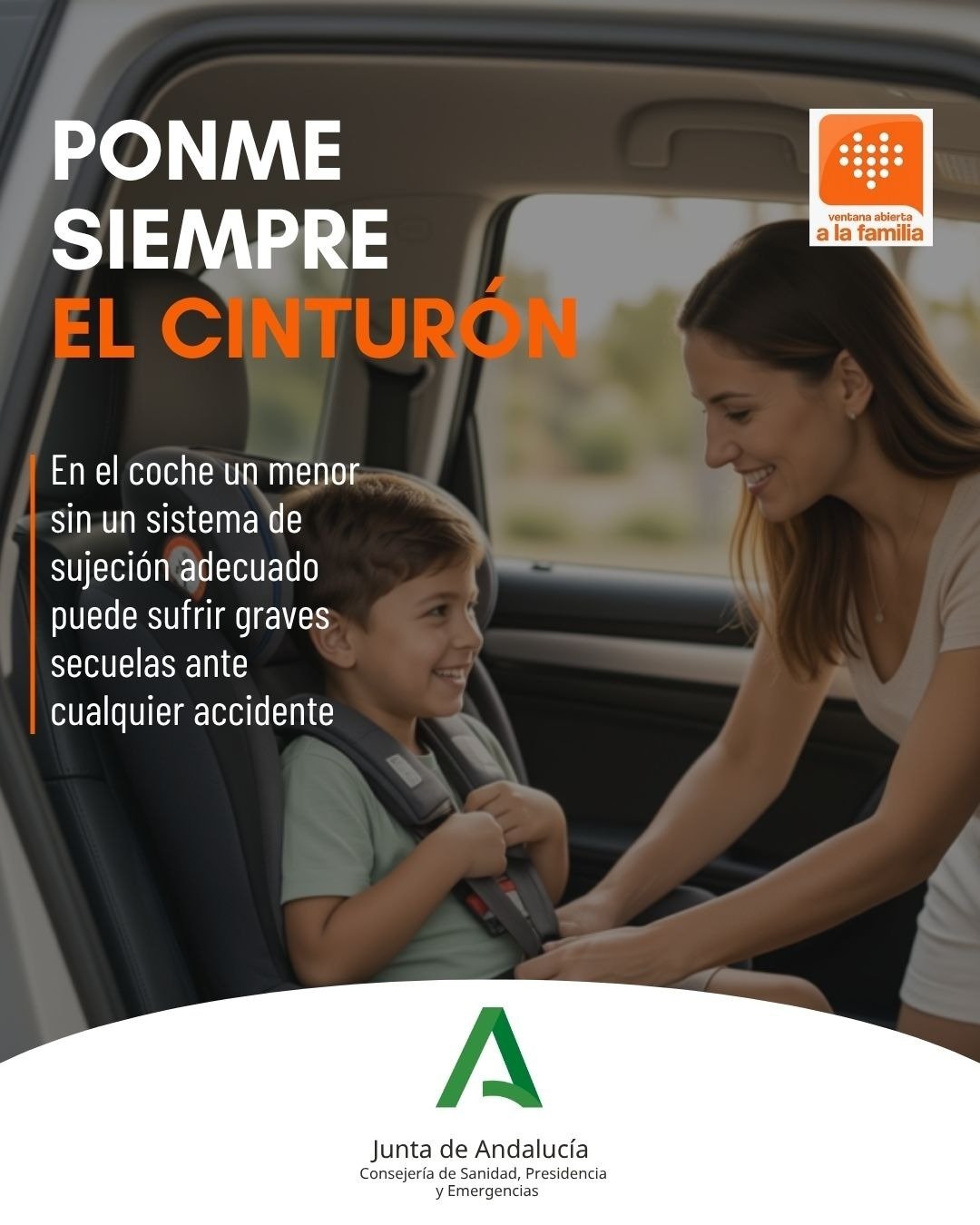 Una madre sonriente abrocha el arnés de seguridad a su hijo, quien está correctamente sentado en su sillita infantil homologada dentro del coche. Cartel de la campaña de la Junta de Andalucía "Ponme siempre el cinturón".