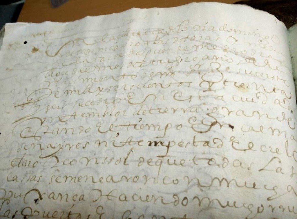 Detalle del texto caligráfico en castellano antiguo que documenta el terremoto en Cádiz de 1636