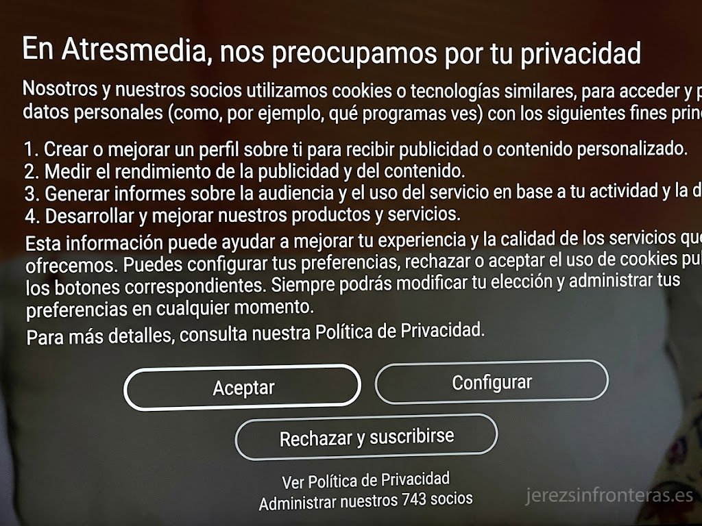 Aviso emergente de privacidad de Atresmedia en Smart TV para el tratamiento de datos y cookies publicitarias en la TDT.