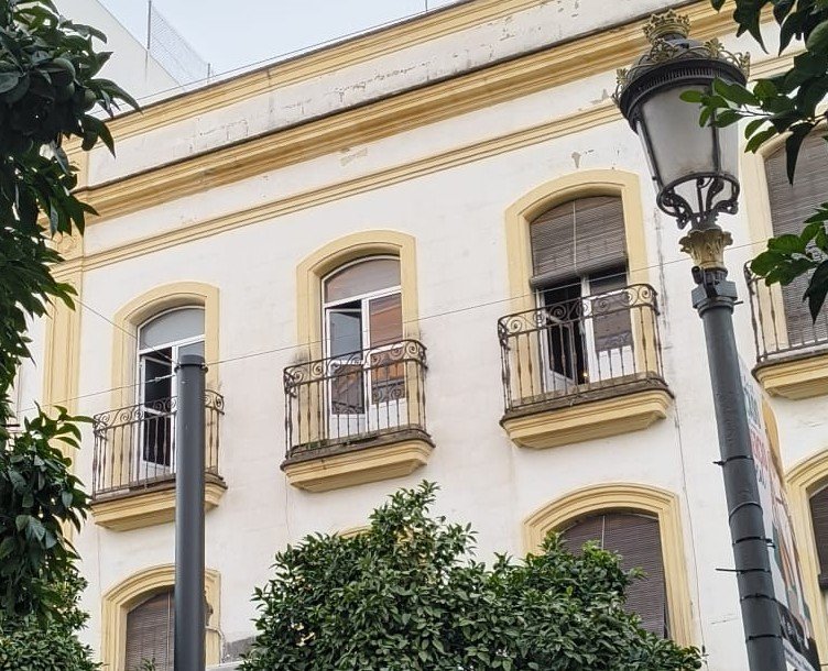 Detalle de los balcones del edificio residencial en la Calle Larga de Jerez de la Frontera desde donde se registraron los gritos y el altercado.
