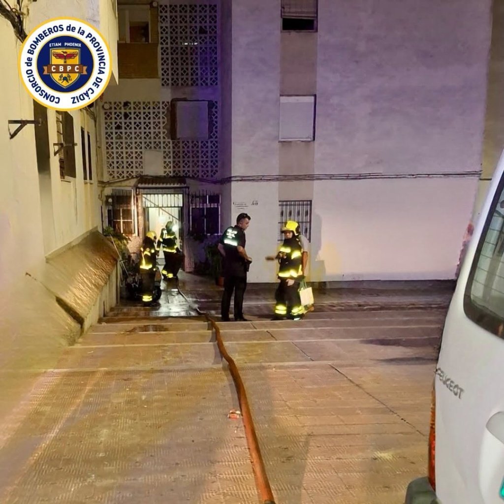 Bomberos del Consorcio de Cádiz intervienen de noche en un edificio de la Plaza Oboe en Jerez de la Frontera.