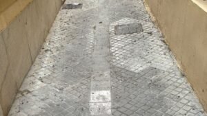 La suciedad por palomas en la Calle Nogal de Jerez desata las protestas por la falta absoluta de limpieza junto al Progreso