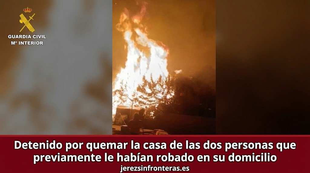 Guardia Civil inspecciona un grave incendio nocturno en una vivienda con intensas llamas y humo que alcanza los árboles colindantes.