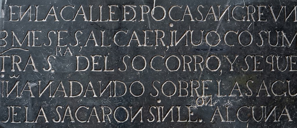 Lápida exvoto de pizarra grabada en el siglo XVII con inscripción en latín castellano, conservada en el Museo Arqueológico de Jerez.