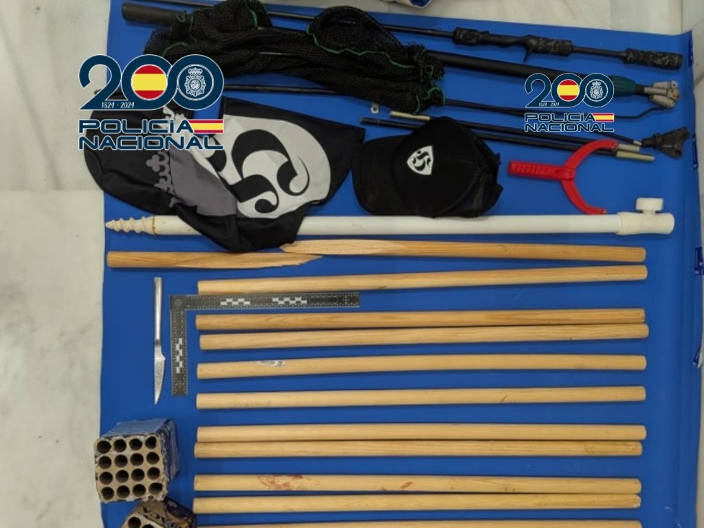 Objetos peligrosos, palos de madera incautados y material ultra intervenido por la Policía Nacional tras la reyerta en Jerez.