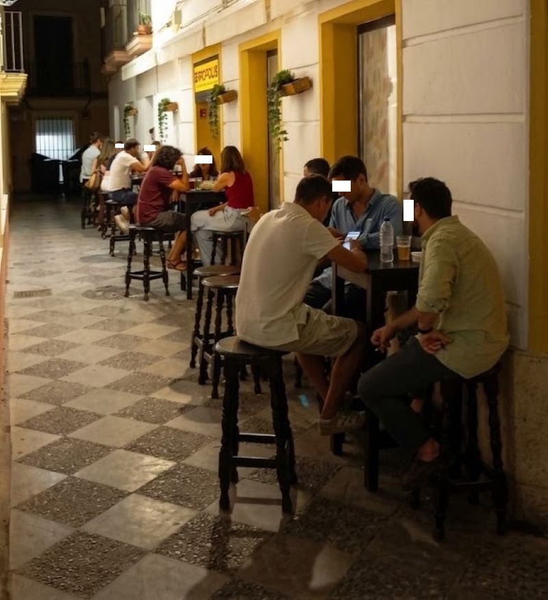 Terraza exterior de Birrópolis con varios clientes sentados en mesas altas a lo largo del pasaje de la calle Remedios en Jerez de la Frontera.