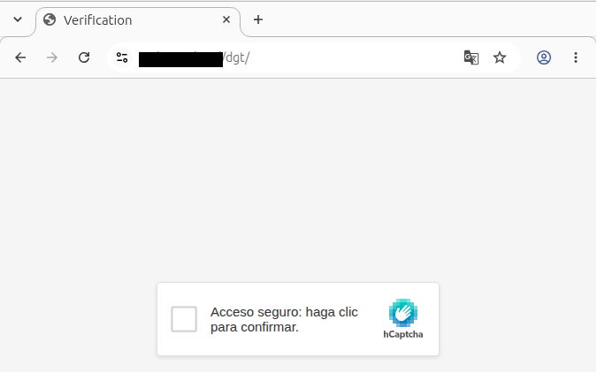 Captura de pantalla de la pantalla inicial de la web fraudulenta con una casilla de verificación hCaptcha y el mensaje Acceso seguro haga clic para confirmar.
