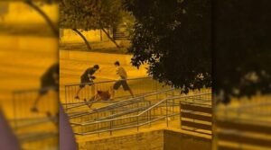 Dos jóvenes arrestados tras acosar y agredir salvajemente a una persona sin hogar