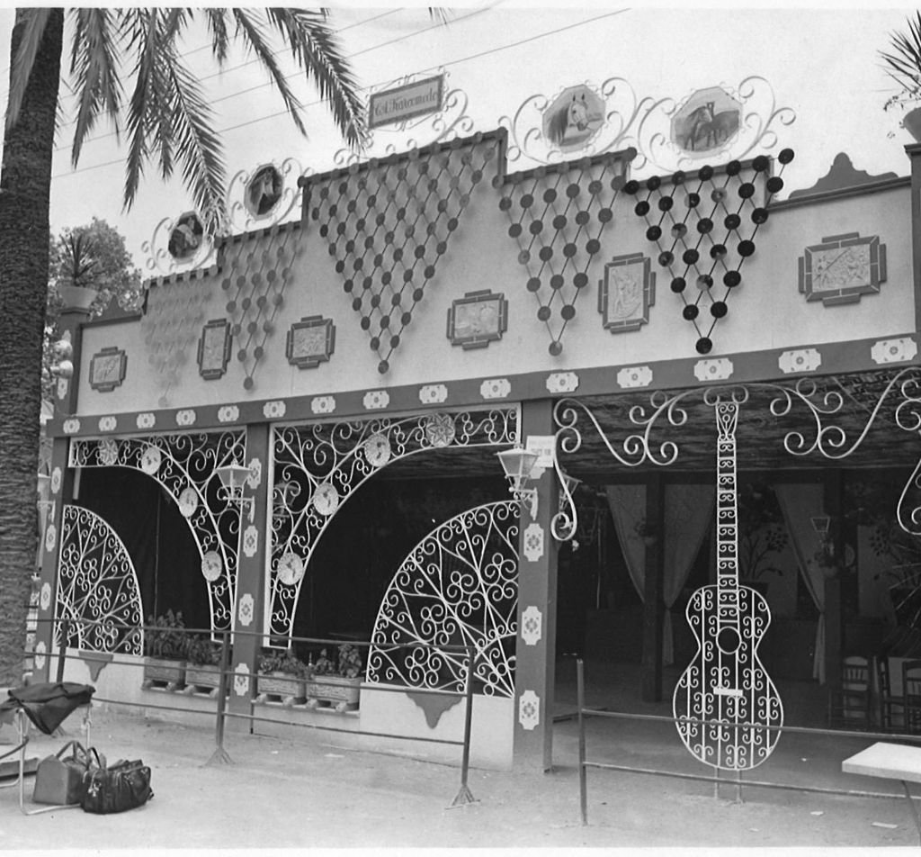 Fachada de la caseta Club Amigos Karkomedo con guitarra de forja en la Feria de Jerez a finales de los años 70.