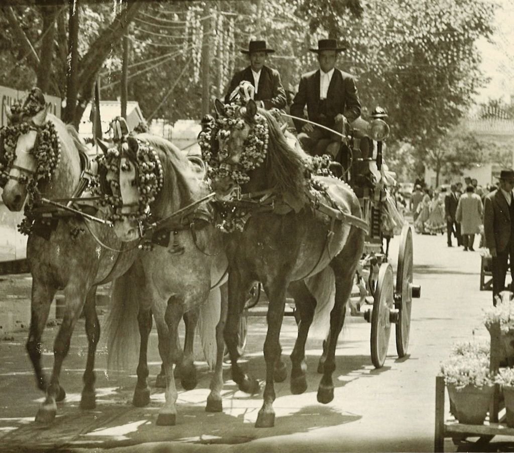 Coche de caballos con dos cocheros con sombrero de ala ancha en el paseo de la Feria de Jerez a finales de los años 70.