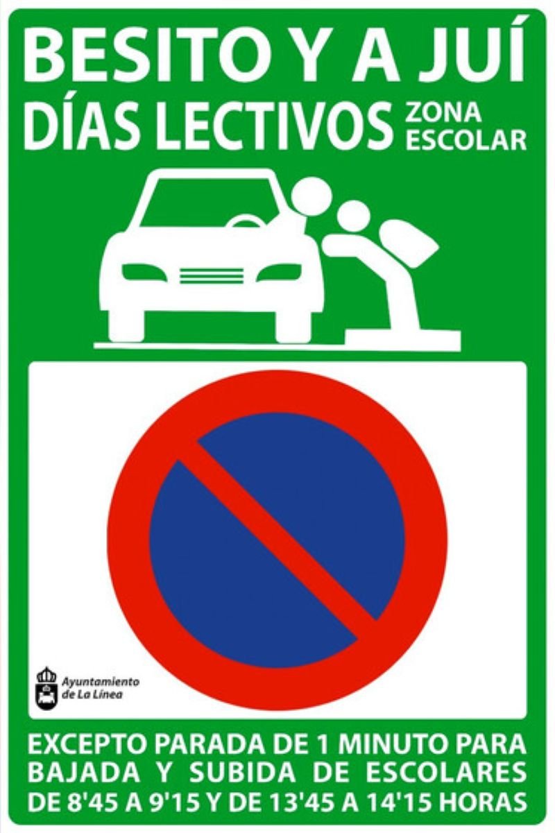 Cartel informativo de tráfico en fondo verde del Ayuntamiento de La Línea de la Concepción con el lema 'BESITO Y A JUÍ DÍAS LECTIVOS ZONA ESCOLAR' y una ilustración de un conductor despidiendo a un alumno, junto a una señal de prohibido estacionar excepto para paradas de un minuto en horario escolar.